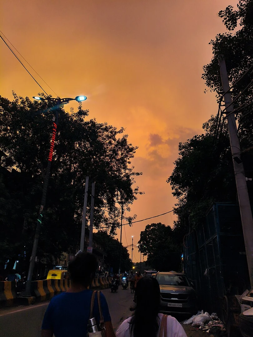नई दिल्ली की शाम का सड़क दृश्य