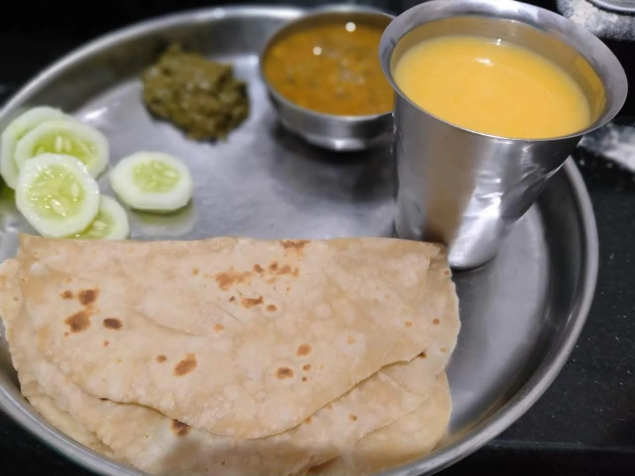 सुबह के भोजन की एक सादी थाली