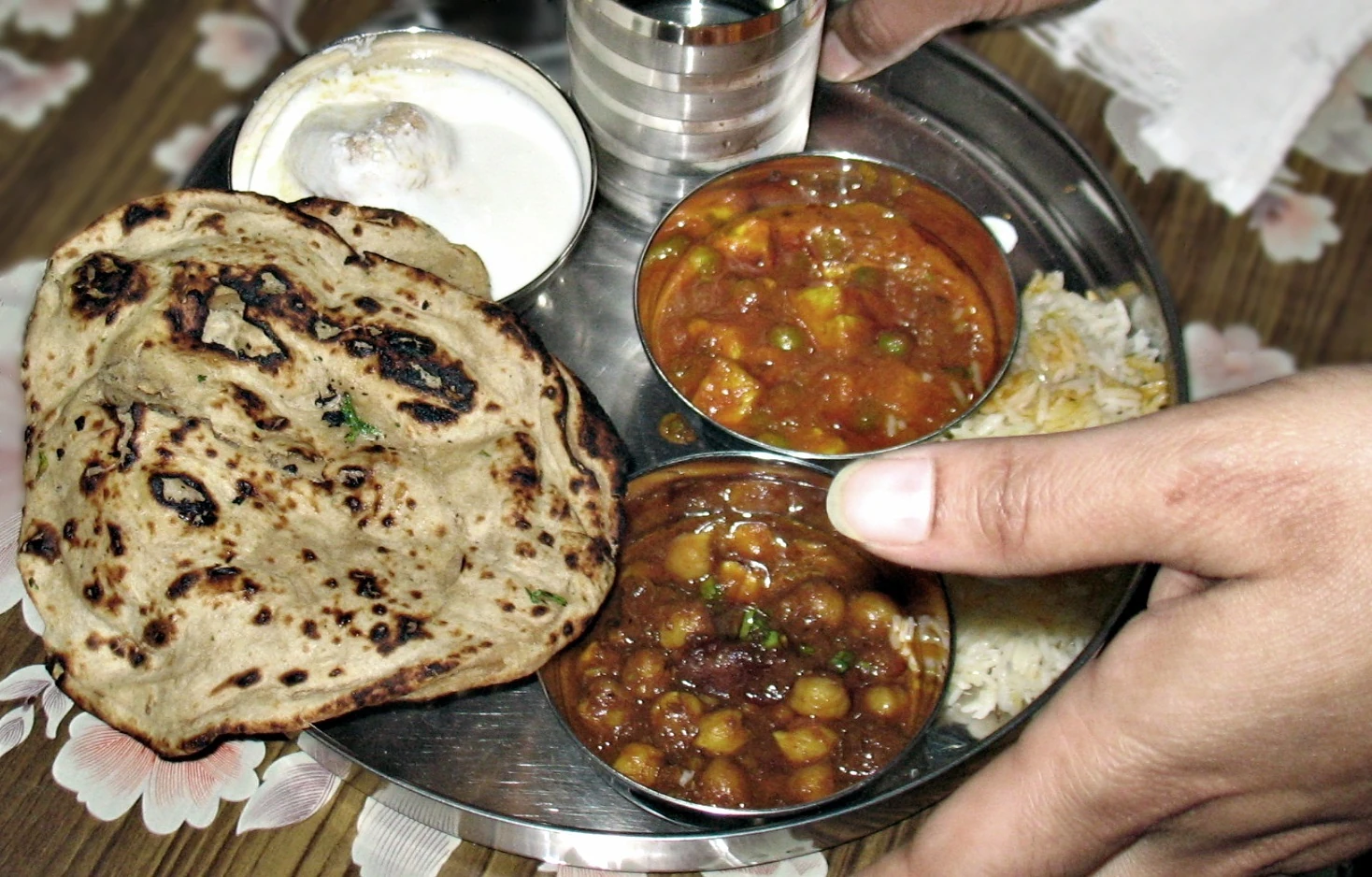 उत्तर भारतीय थाली का दृश्य