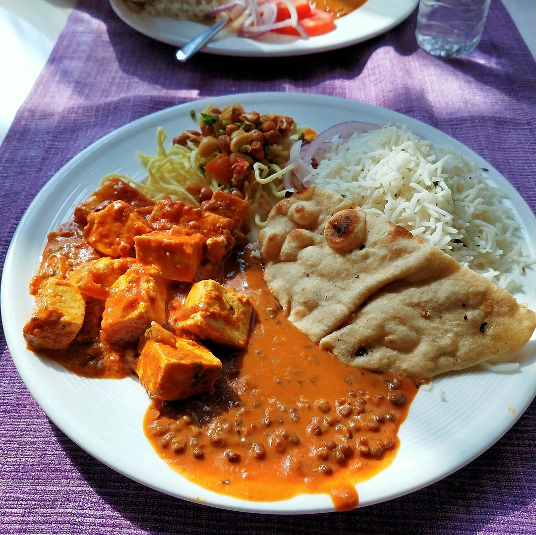 सब्ज़ियों और दाल के साथ भोजन की प्लेट